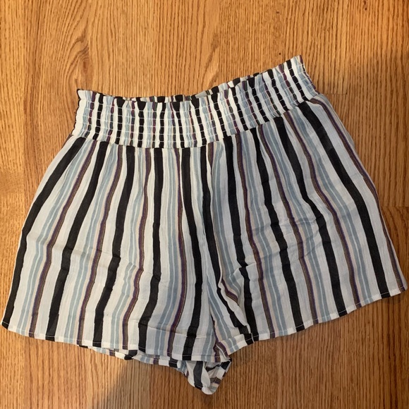 Urban Outfitters Pants - Flowy shorts